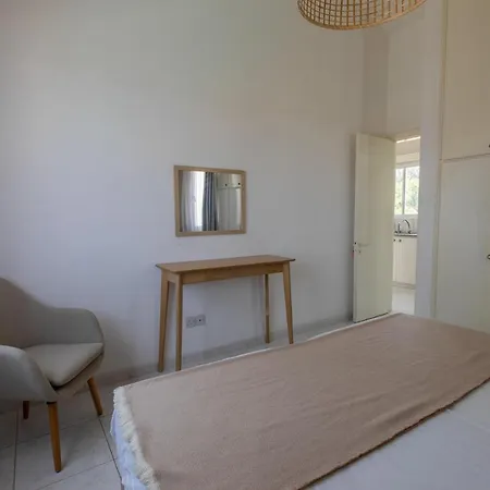 Socrates شقة Polis